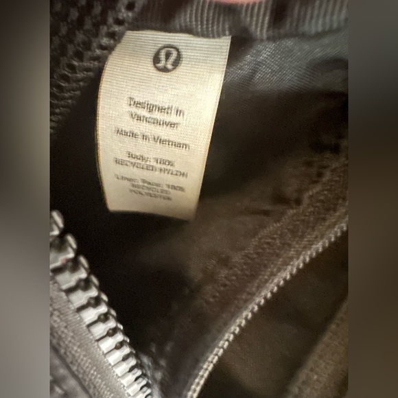 Lululemon Clean Lines Crossbody Bag 2.8L - Picture 11 of 11